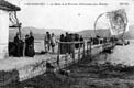 EMBARCADERO. MUELLE DE VETERANOS. LEYENDA: EMBARCANDO PARA HENDAYA DESPUÉS DE LA PROCESIÓN). GENTE. CARABINEROS (1911)