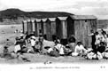 PLAYA. GRUPO DE PERSONAS. CARPAS