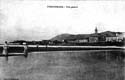 VISTA DEL CASCO VIEJO DESDE LA PLAYA DEL PUNTAL. IGLESIA. GENTE: DOS CARABINEROS Y DOS MUJERES EN ORILLA.