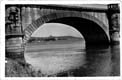 ARCO DE PUENTE INTERNACIONAL DE SANTIAGO DE IRUN. AL FONDO HONDARRIBIA. RÍO BIDASOA