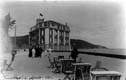 PASEO PLAYA. HOTEL PEÑÓN. VELADOR DEL QUIOSCO LA MUELA: MESAS-SILLAS (ZONA MUELA):CABO HIGUER. GENTE.  (1917)