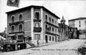 HOTEL MOURISCOT. PUERTA SANTA MARÍA. CARRUAJE (1907)