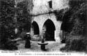 PATIO CASTILLO CARLOS V. MUJER CON JARRA EN CABEZA (VASIJA : PEDARRA O PEGARRA.)